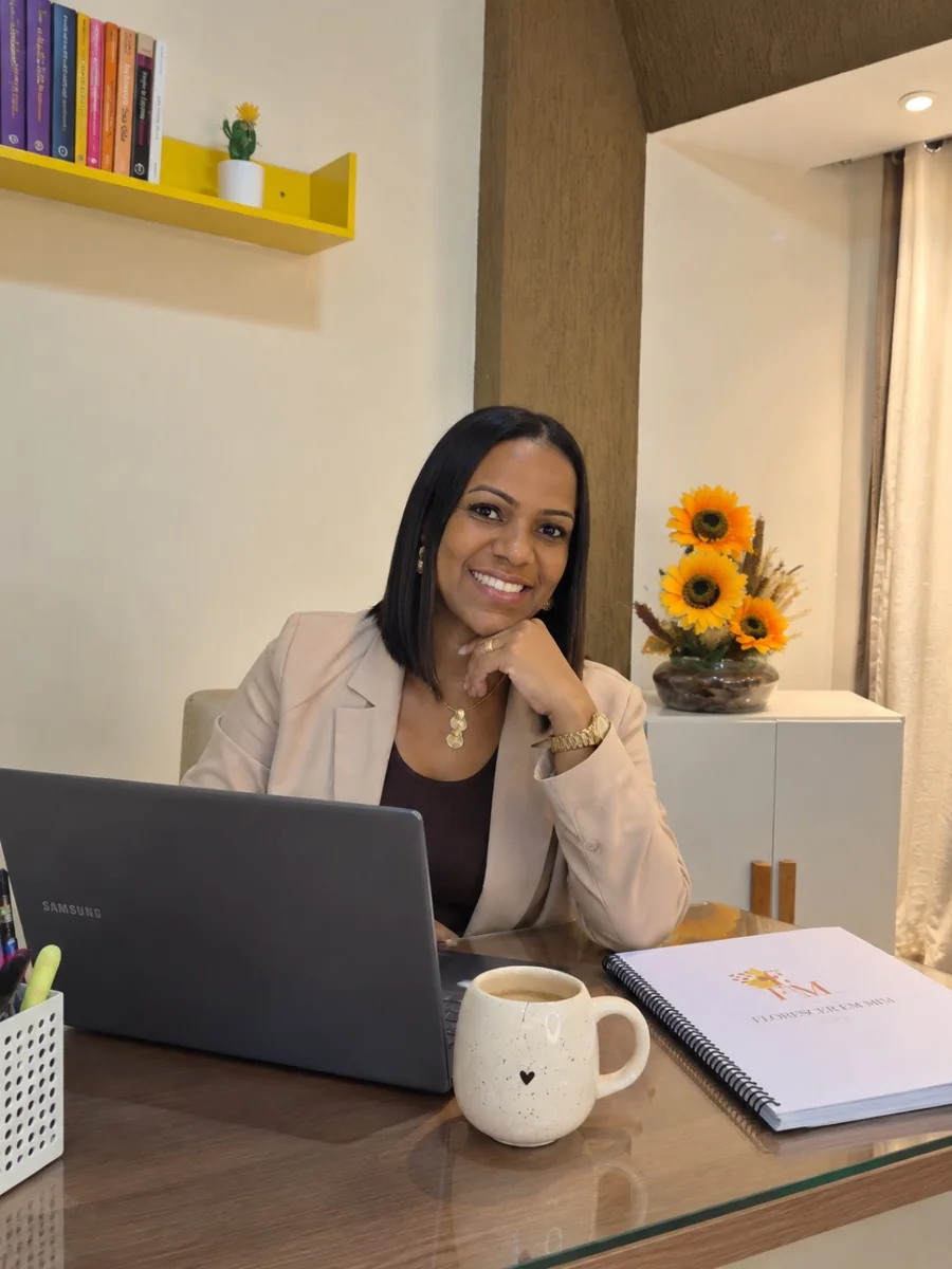 Psicóloga Danielle Casemiro à mesa do consultório, com o material FEM ao lado