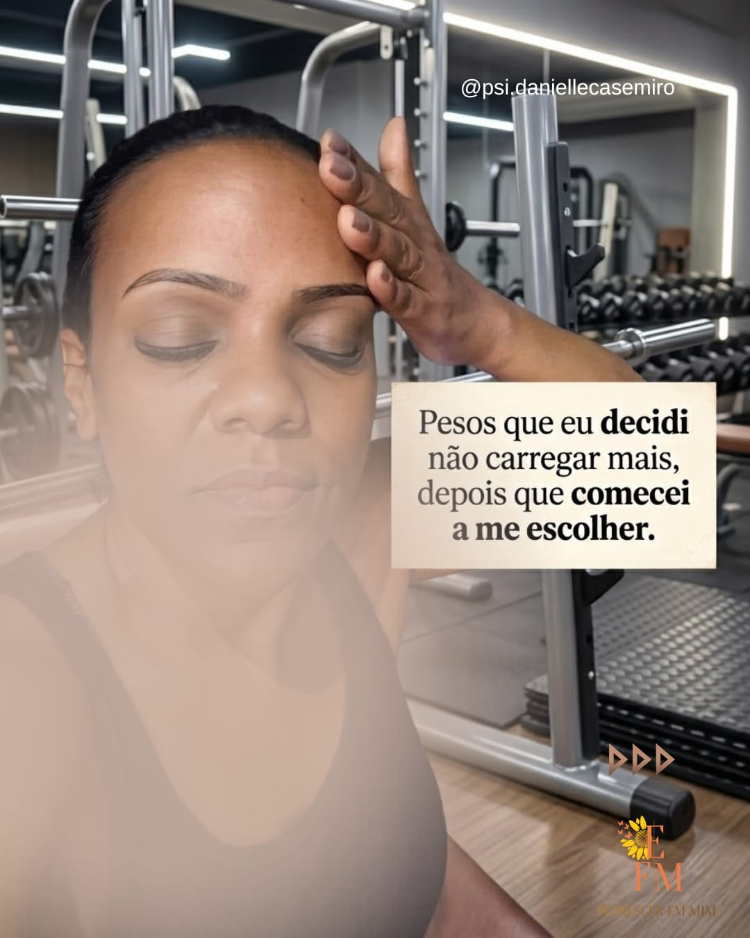 Danielle Casemiro na academia. Texto da arte: Pesos que eu decidi não carregar mais, depois que comecei a me escolher.