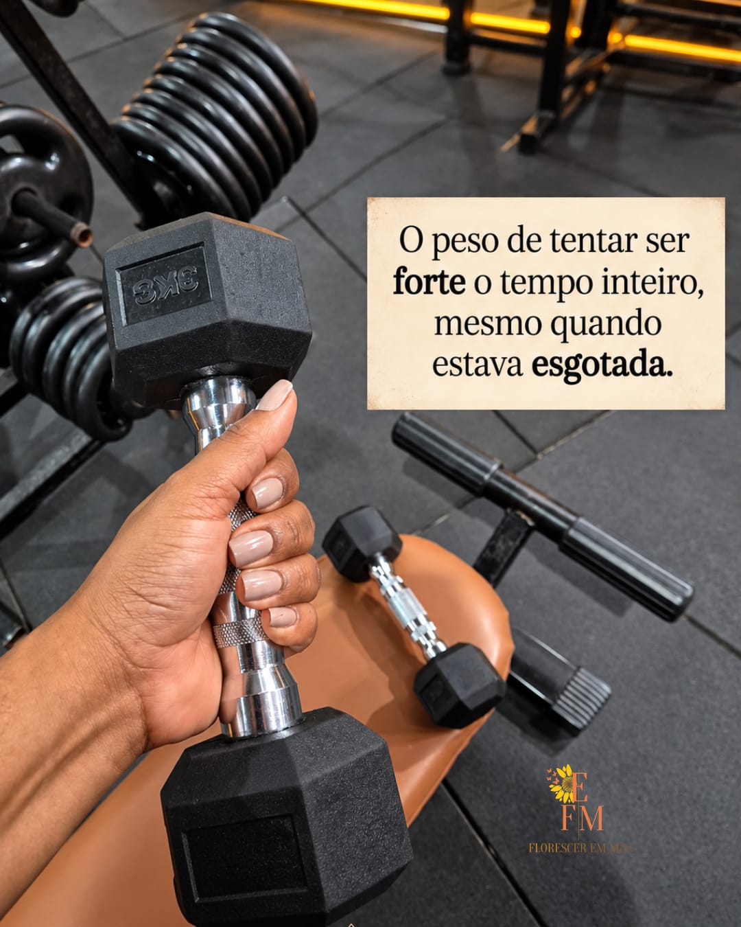 Danielle Casemiro na academia. Texto da arte: O peso de tentar ser forte o tempo inteiro, mesmo quando estava esgotada.