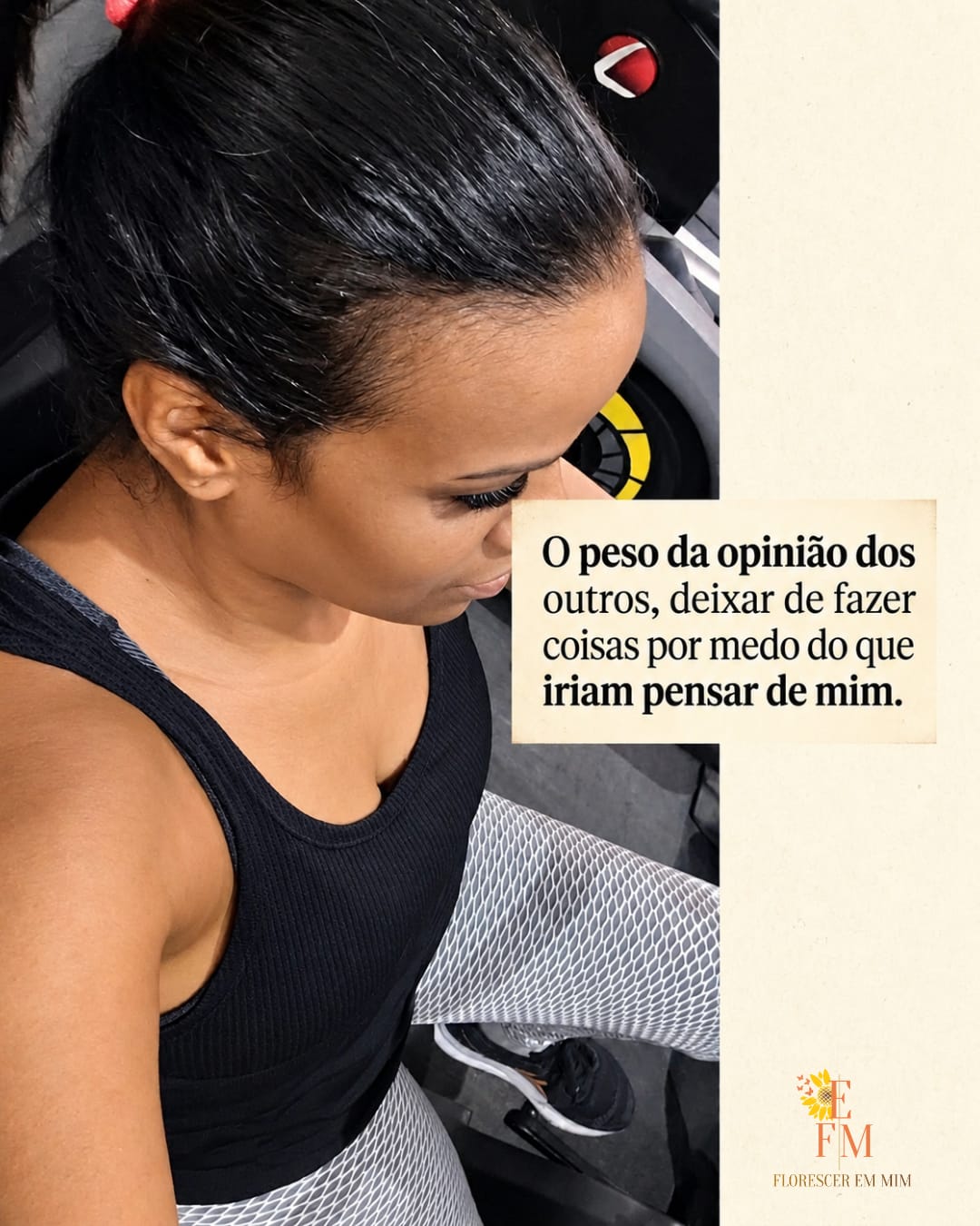 Danielle Casemiro na academia. Texto da arte: O peso da opinião dos outros: deixar de fazer coisas por medo do que iriam pensar de mim.