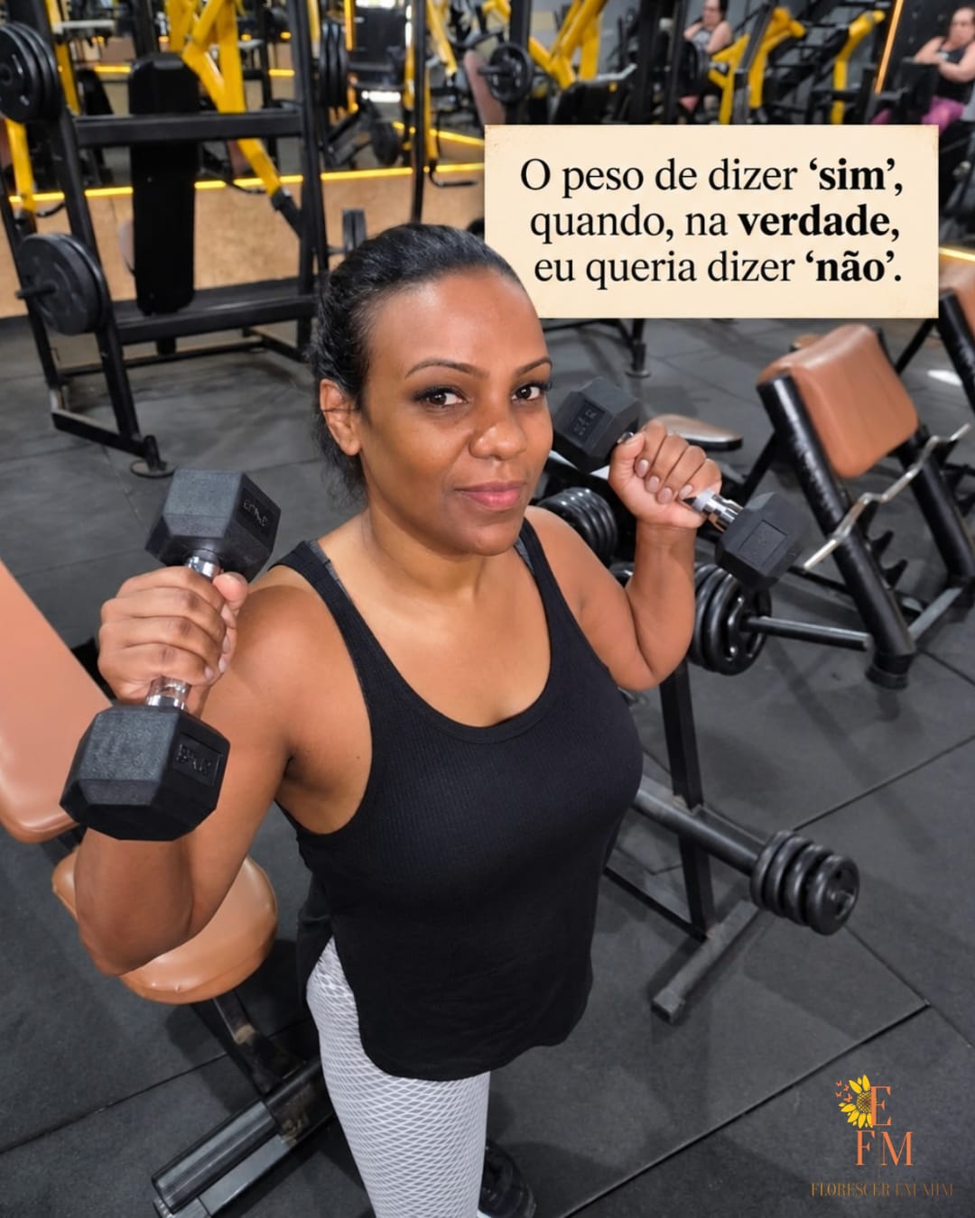 Danielle Casemiro na academia. Texto da arte: O peso de dizer sim quando, na verdade, eu queria dizer não.